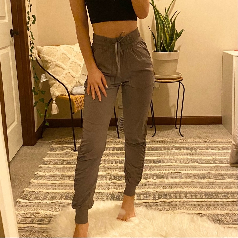 RARE NWT Lululemon Beyond the Studio Jogger - Picture 1 of 8